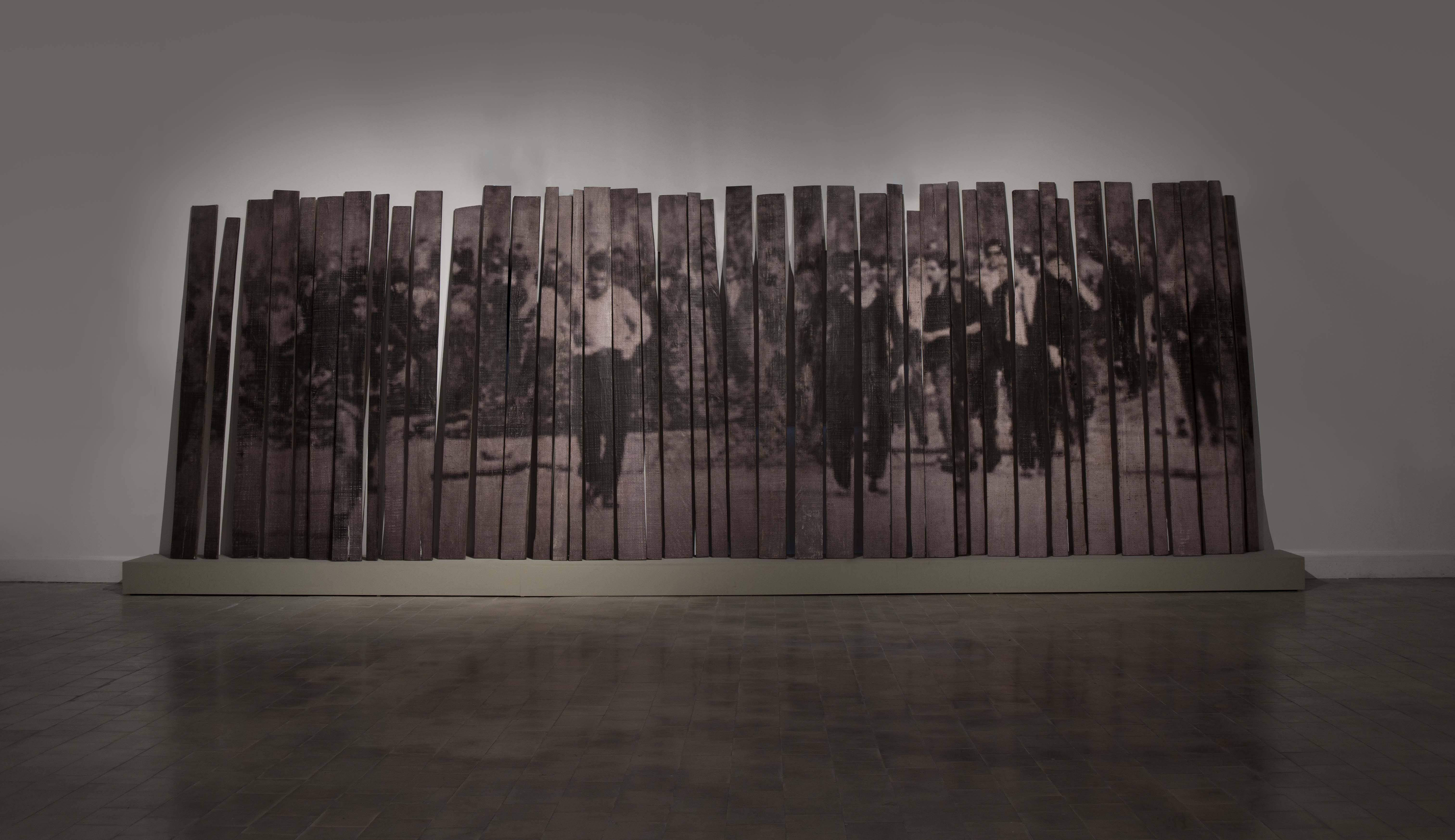 Graciela Sacco, Cuerpo a cuerpo, matorrales, 1996, instalación, incrustación fotográfica sobre fragmentos de madera, 300 x 600 cm., pieza única